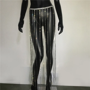Nahaufnahme der glitzernden silbernen Strass-Taillenkette mit langen Fransen für Partys