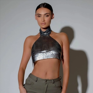 Détail de paillettes métalliques argentées sur un haut licou sexy pour femmes à col montant