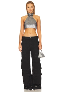 Détail du débardeur à paillettes argentées et pantalon cargo noir à poches multiples