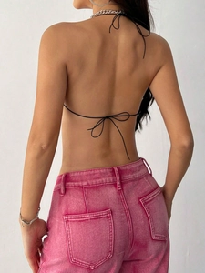 Haut dos nu noir sexy à licou avec un jean en denim délavé rose à taille haute