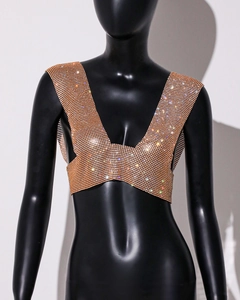 Detailaufnahme der roségoldenen Strass-Weste mit luxuriösem, funkelndem Kristall-Finish