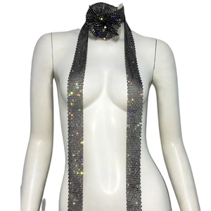 Écharpe élégante en maille strass noire avec grande rose et longs glands pour des fêtes chic