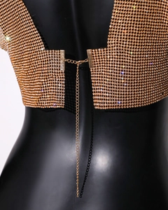 Detail eines goldenen Netz-Tops mit Strasssteinen, verstellbarer Kette und Verschluss
