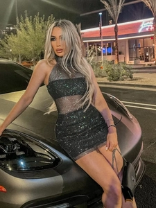 Robe filet noire scintillante à strass avec licou et coupe moulante flatteuse