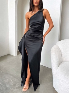 Abito lungo da donna sexy monospalla nero in raso con spacco alto ed increspature elegante abito da sera aderente per feste