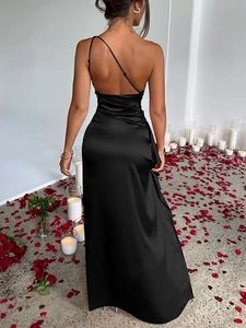 Elegante abito da sera in raso nero schiena scoperta con spacco e spalline sottili per occasioni