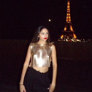 Détail du crop top scintillant en maille métallique dorée pour fêtes et festivals