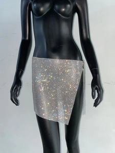 Détail macro de la mini-jupe à strass scintillants avec chaîne métallique argentée chic