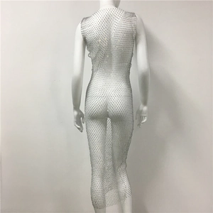 Détail de la maille strass argentée scintillante et de la texture résille ajourée sur la robe