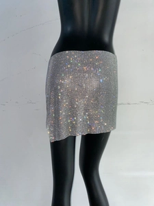 Détail en gros plan du tissu en maille de strass argentés sur une mini-jupe de soirée