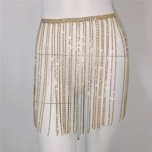 Detailansicht der luxuriösen goldfarbenen Strass-Quastenkette mit verstellbarem Verschluss