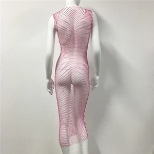 Détail d'une robe en maille rose avec des strass étincelants et une coupe sans manches