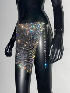 Vue détaillée d'une jupe en strass étincelants avec chaîne argentée et boucle réglable