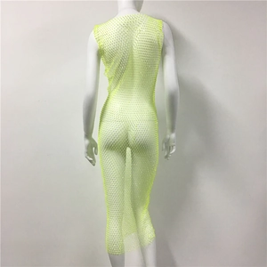 Détail de la robe de plage en maille strass jaune fluo montrant le tissu transparent