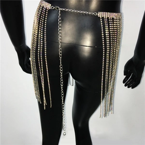 Detail der silbernen Strass-Quasten-Körperschmuck-Kette mit verstellbarem Verschluss