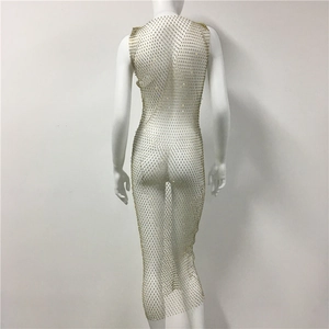 Détail d'une robe résille sexy dorée avec strass scintillants vue de dos sur mannequin