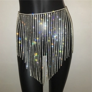 Nahaufnahme des funkelnden silbernen Strass-Fransenrock für Partys und Clubs