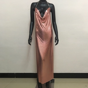 Dettaglio dell'abito in maglia metallica con paillettes oro rosa e scollo a V con catena