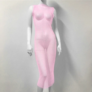 Détail de la robe en maille résille rose avec des ornements en strass et ajours élégants