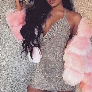 Détail de la robe licou en strass argentés avec texture veste en fausse fourrure rose