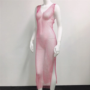 Détails de la robe en maille rose avec strass brillants et fente latérale haute