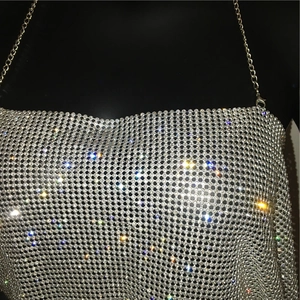 Vue détaillée du haut en maille strass argenté avec chaîne réglable et fermoir mousqueton