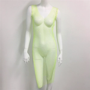 Dettaglio dell'abito a rete verde neon con strass scintillanti e maglia traforata