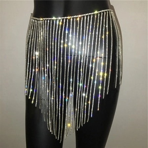 Detailaufnahme der glitzernden silbernen Strass-Quastenkette mit unregelmäßigem V-Saum