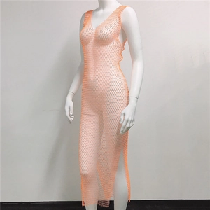 Détail de la robe résille orange clair à strass avec fente sur mannequin