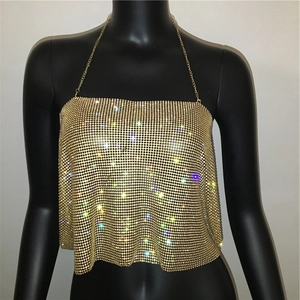 Détail du haut dos nu en maille dorée avec strass scintillants et chaînes réglables