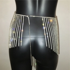 Detailansicht der silbernen Strass-Fransen-Körperkette mit verstellbarem Karabinerverschluss