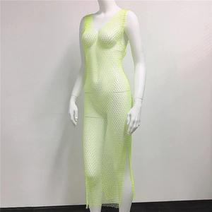 Détail de la robe longue en maille vert fluo avec strass brillants et fente latérale