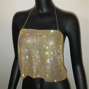 Détail d'un haut licou en maille métallique dorée avec des strass colorés sur mannequin