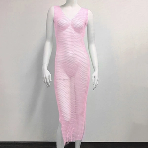 Détail de robe en résille rose avec strass, col en V et ourlet à franges décoratif