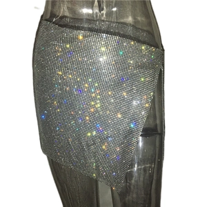 Mini-jupe en maille strass scintillante avec ourlet asymétrique pour soirée et club
