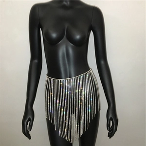 Detail eines silbernen Strass-Fransenrocks mit hängenden Kristallketten für Partys