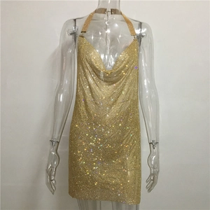 Vue détaillée de la robe courte dos nu à strass dorés et paillettes métalliques
