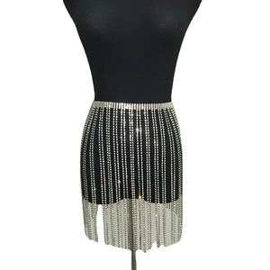 Gonna a catena per il corpo con nappe di strass scintillanti e frange argento