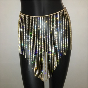 Detailaufnahme der goldenen Taillenkette mit langen Strass-Fransen für Damen-Partys