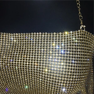 Détail du haut en maille strass dorée avec fermoir mousqueton réglable et cristaux