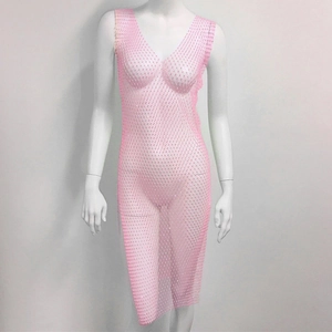 Détail d'une robe en résille rose ornée de strass brillants avec un col en V sans manches