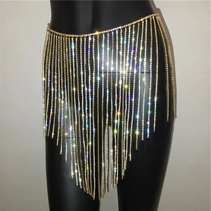 Detail der goldenen Strass-Fransen-Taillenkette mit funkelnden Kristallen auf Schwarz