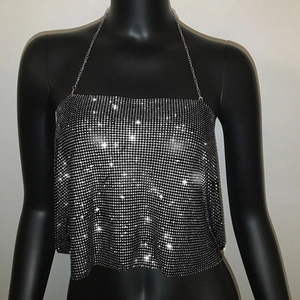 Gros plan du haut licou scintillant en strass avec chaînes réglables sur un mannequin
