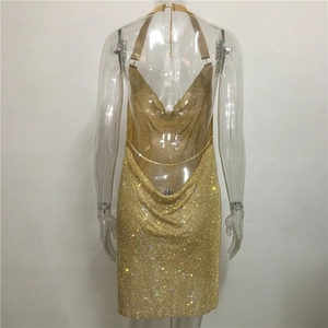 Vue détaillée du dos de la robe dos nu dorée sur un mannequin transparent