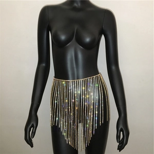 Detail eines sexy goldenen Strass-Fransenrocks mit glitzernden Kristallen für Partys