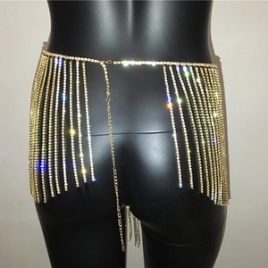 Makroaufnahme einer goldenen Strass-Fransen-Taillenkette mit verstellbarem Karabiner