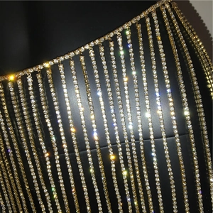 Detailansicht eines goldenen Quastenrocks mit luxuriösen Strasssteinen für Partys