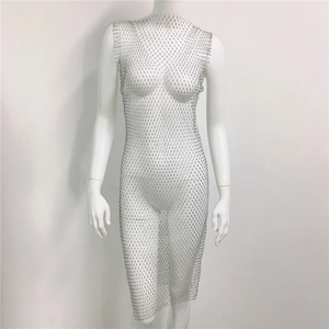 Dettaglio dell'abito a rete con strass argento e maglia metallica scintillante su manichino