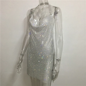 Robe dos nu argentée avec strass, col bénitier et fente haute sur le côté latéral