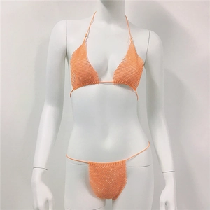 Detailansicht des orangefarbenen Strass-Fischnetz-Bikinis mit funkelndem Kristallnetz